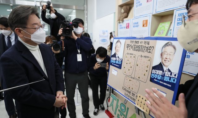 이재명 더불어민주당 대선후보가 9일 서울 마포구 미래당사에서 재생용지로 제작된 선거홍보물을 살펴보고 있다. 사진공동취재단