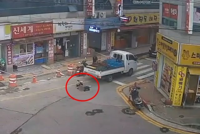 후진하는 화물 트럭에 깔려 쓰러진 피해 학생. 한문철TV 캡처