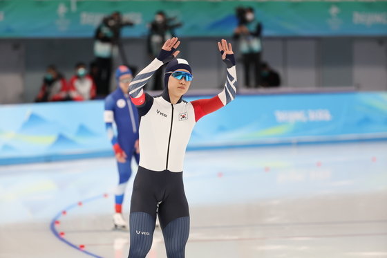 박성현이 8일 오후 중국 베이징 국립 스피드 스케이팅 경기장(오벌)에서 열린 2022 베이징 동계올림픽 스피드 스케이팅 남자 1500m 경기를 앞두고 인사하고 있다. 2022.2.8/뉴스1 © News1