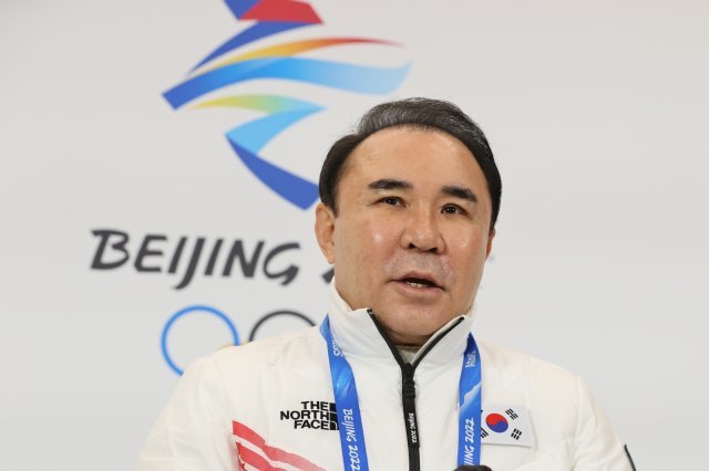윤홍근 대한민국 선수단장이 8일 중국 베이징 메인미디어센터에서 긴급 기자회견을 열고 2022 베이징 동계올림픽 쇼트트랙 남자 1000m 준결승 편파판정에 대해 국제스포츠중재재판소(CAS)에 제소하겠다는 입장을 밝히고 있다. 2022.2.8./뉴스1 ⓒNews1