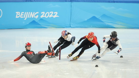 9일 오후 중국 베이징 수도실내체육관에서 열린 2022 베이징 동계올림픽 쇼트트랙 여자 1000m 예선 경기에서 이유빈이 넘어지는 캐나다의 킴부탱 사이로 역주하고 있다. 2022.2.9/뉴스1