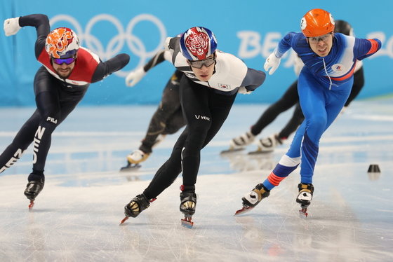 9일 오후 중국 베이징 수도실내체육관에서 열린 2022 베이징 동계올림픽 쇼트트랙 남자 1500m 준결승 경기에서 황대헌이 역주하고 있다. © News1