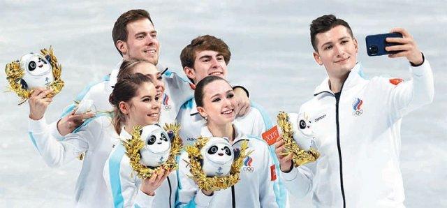 7일 베이징 겨울올림픽 피겨스케이팅 단체전에서 금메달을 차지한 카밀라 발리예바(오른쪽에서 두 번째) 등 러시아올림픽위원회(ROC) 선수들이 기념촬영을 하고 있다. 베이징=뉴시스