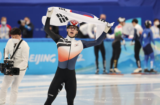 황대헌이 9일 오후 중국 베이징 수도실내체육관에서 열린 2022 베이징 동계올림픽 쇼트트랙 남자 1500m 결승에서 금메달을 확정짓자 태극기를 들고 세리머니를 하고 있다. 2022.2.9/뉴스1 © News1