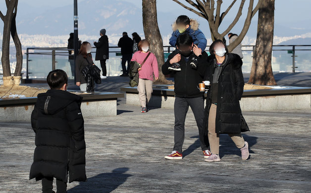오후부터 평년 수준의 기온을 회복한 21일 서울 남산에서 시민들이 산책을 하고 있다. 2022.1.21/뉴스1 © News1