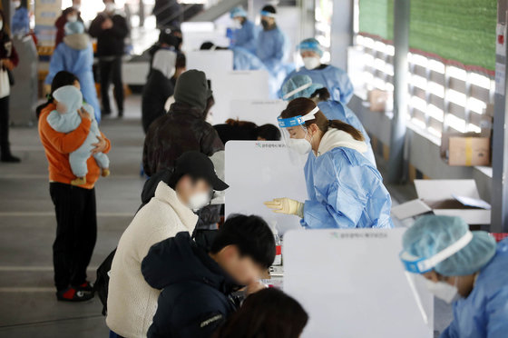 9일 오전 광주 북구보건소 선별진료소에서 시민이 자가검사키트로 검사를 하고 있다.(광주 북구 제공)2022.29/뉴스1