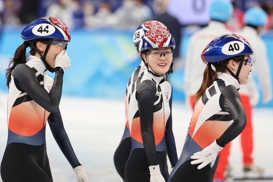 9일 오후 중국 베이징 수도실내체육관에서 열린 2022 베이징 동계올림픽 쇼트트랙 여자 3000m 계주 준결승 경기에서 대한민국 선수들이 결승진출을 확정 짓고 기뻐하고 있다. 2022.2.9/뉴스1