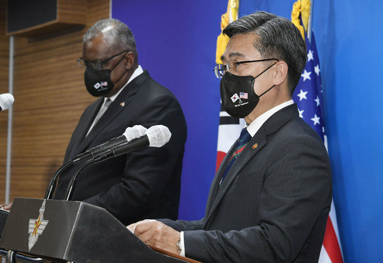 서욱 국방부 장관(오른쪽)과 로이드 오스틴 미국 국방장관. 2021.12.2/뉴스1 © News1