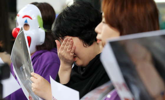 ‘용혈성요독증후군(햄버거병)’으로 신장장애를 갖게 된 시은이 어머니 최은주씨가 2019년 10월 서울 중구 맥도날드 서울시청점 앞에서 열린 ‘한국맥도날드불매+퇴출 기자회견’에서 발언을 마친 후 눈물을 흘리고 있다. 2019.10.29/뉴스1 © News1