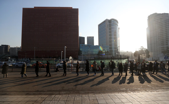 서울 중구 서울역광장에 마련된 코로나19 선별검사소를 찾은 시민들이 검사를 위해 줄 서 있다. 2022.2.10/뉴스1