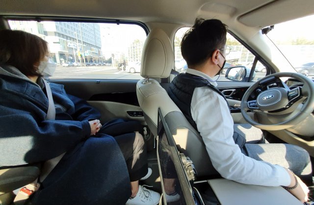 자율주행자동차가 본격 운행을 시작한 10일 오전 서울 마포구 자율주행자동차 시범운행지구에서 승객을 태운 자율주행차가 운행하고 있다. 뉴시스