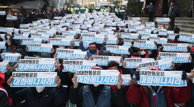 전국택배노조 CJ대한통운본부 조합원들이 10일 오후 서울 중구 CJ대한통운 본사에서 점거농성을 하고 있다. 최혁중 기자 sajinman@donga.com