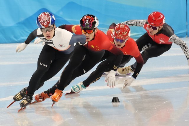 7일 중국 베이징 수도실내체육관에서 열린 2022 베이징 동계올림픽 쇼트트랙 남자 1000m 준결승 경기에서 황대헌이 질주하고 있다. 뉴스1