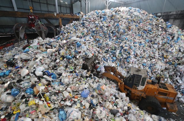 수도권의 한 재활용 분리수거장. 국내에서 배출되는 플라스틱 폐기물의 양은 해마다 늘어나고 있다. 동아일보 DB