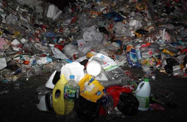 가정에서 배출되는 쓰레기의 40% 가량은 식품과 화장품, 세제 등을 담았던 포장재다. 동아일보 DB