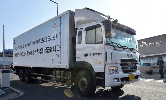 SK바이오사이언스가 국내에서 위탁 생산한 노바백스 코로나19 백신이 9일 오전 경북 안동시 풍산읍 SK바이오사이언스 안동공장에서 출하식을 마친 뒤 출발하고 있다. 2022.2.9/뉴스1