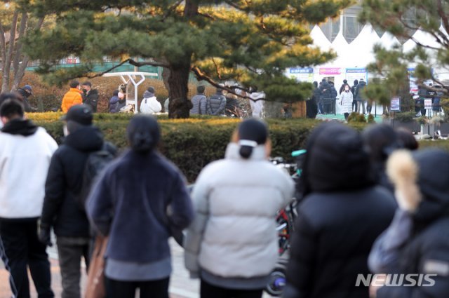 코로나19 신규 확진자가 5만3926명으로 집계된 11일 오전 서울 송파구보건소 선별검사소에서 시민들이 검사를 받기 위해 대기하고 있다. 2022.02.11. [서울=뉴시스]