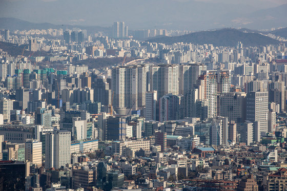 서울 남산에서 바라본 아파트 밀집지역 모습. © News1