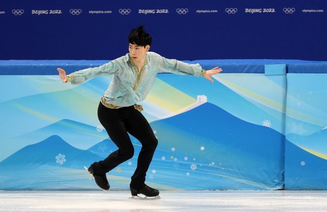 한국의 이시형이 8일 오전 중국 베이징 캐피털 실내경기장에서 열린 2022 베이징 동계올림픽 피겨 스케이팅 남자 싱글 쇼트 프로그램에서 연기를 하고 있다. [베이징(중국)=뉴시스]