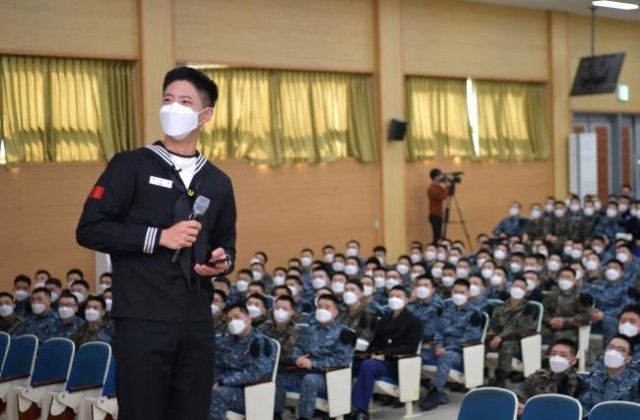 해군 군악의장대대 홍보대 박보검 병장이 10일 해군교육사령부 신병교육대대 교육관에서 열린 ‘모범 리더 병사 군 복무 성공사례 교육’ 교관으로 나서 680기 훈련병들에게 군 생활 성공 경험을 전하고 있다. 사진 제공=손정민 중사