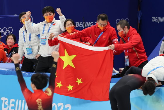 7일 중국 베이징 수도실내체육관에서 열린 2022 베이징 동계올림픽 쇼트트랙 남자 1000m 결승에서 중국 런쯔웨이가 우승을 차지해 안현수 코치가 환호하고 있다. 2022.2.7/뉴스1