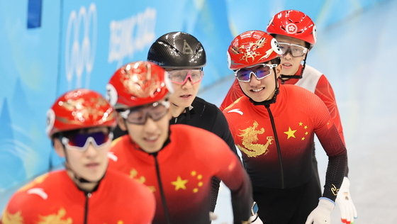 중국 쇼트트랙 국가대표팀의 안현수(빅토르 안) 기술코치가 6일 오후 중국 베이징 수도실내체육관에서 훈련을 이끌고 있다. 2022.2.6/뉴스1