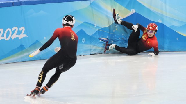 11일 오후 중국 베이징 수도실내체육관에서 열린 2022 베이징 동계올림픽 쇼트트랙 남자 5000m 계주 준결승 경기에서 중국 선수가 넘어지고 있다. 2022.2.11/뉴스1