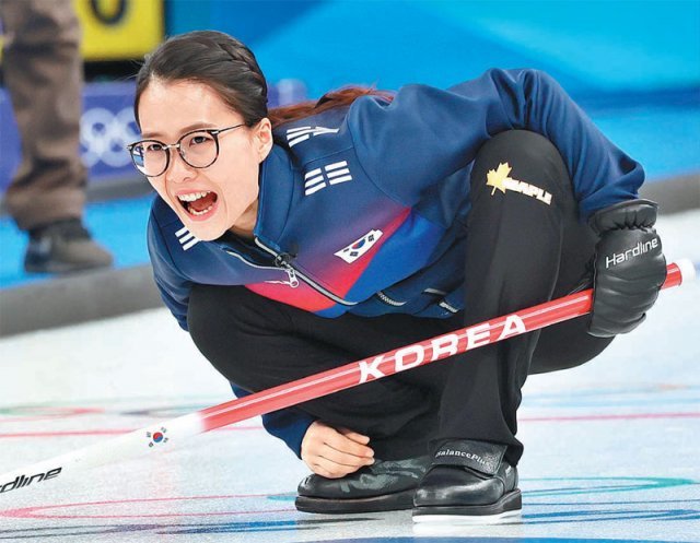 방향 지시하는 김은정 한국 여자컬링대표팀 ‘팀킴’의 스킵 김은정이 11일 중국 베이징 내셔널 아쿠아틱센터에서 열린 영국과의 2차전에서 9엔드 마지막 돌을 굴린 뒤 스위퍼들에게 방향을 지시하고 있다. 베이징=뉴스1