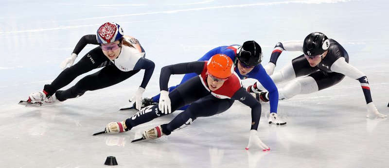 쇼트트랙 여자 1000m 결승 경기에서 최민정이 역주하고 있다. 2022.2.11/뉴스1