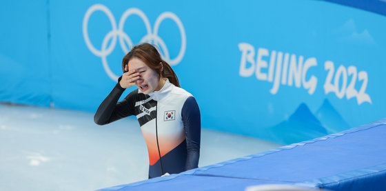 11일 오후 중국 베이징 수도실내체육관에서 열린 2022 베이징 동계올림픽 쇼트트랙 여자 1000m 결승 경기에서 최민정이 2위로 결승선을 통과한 뒤 눈물을 흘리고 있다. 2022.2.11/뉴스1 © News1