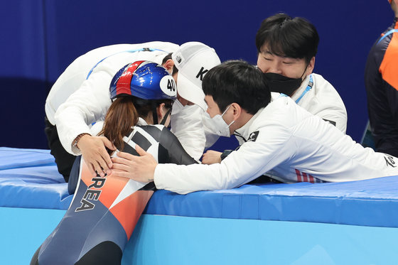 11일 오후 중국 베이징 수도실내체육관에서 열린 2022 베이징 동계올림픽 쇼트트랙 여자 1000m 결승 경기에서 최민정이 2위로 결승선을 통과한 뒤 코치진에게 달려가 눈물을 흘리고 있다. 2022.2.11/뉴스1 © News1