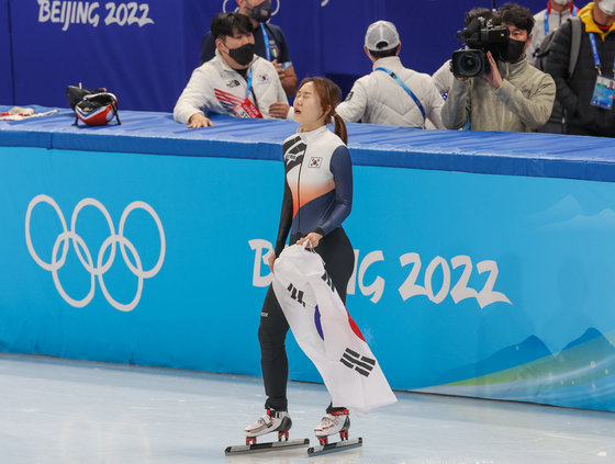 11일 오후 중국 베이징 수도실내체육관에서 열린 2022 베이징 동계올림픽 쇼트트랙 여자 1000m 결승 경기에서 최민정이 2위로 결승선을 통과한 뒤 눈물을 흘리고 있다. 2022.2.11/뉴스1 © News1