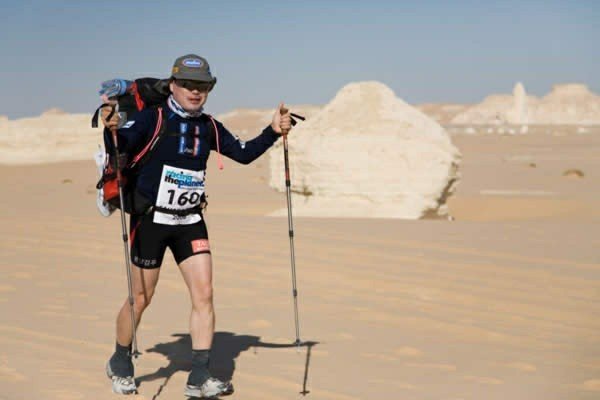 유병복 씨가 2006년 6일간 250km를 달리는 사하라사막마라톤에서 걷고 있다. 유병복 씨 제공