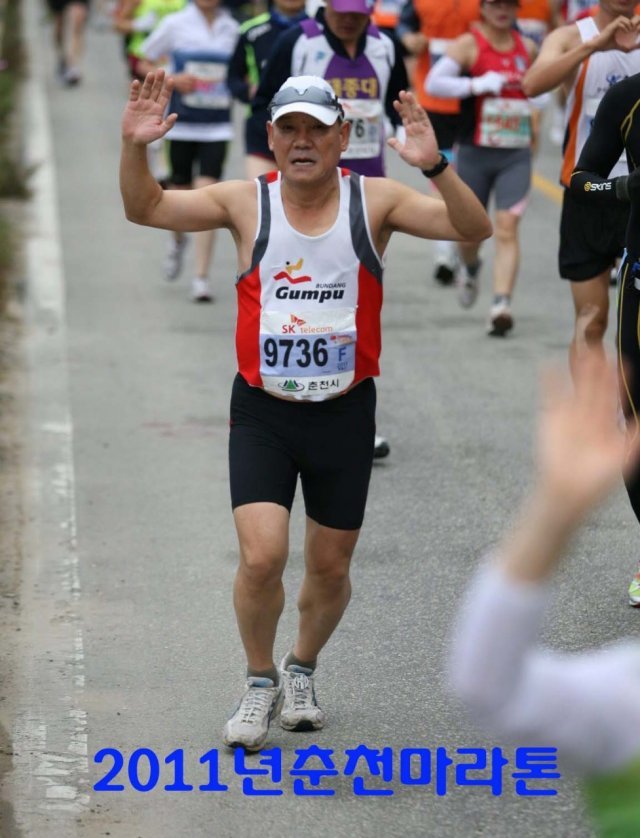 박동근 씨가 2011년 춘천마라톤에 참가해 질주하고 있다. 박동근 씨 제공