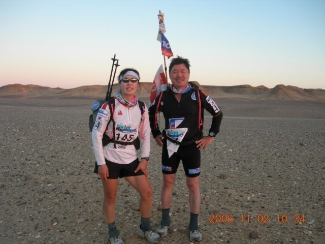유병복 씨(오른쪽)가 2006년 6일간 250km를 달리는 사하라사막마라톤에 참가해 분당검푸마라톤클럽 회원하고 포즈를 취했다. 유병복 씨 제공