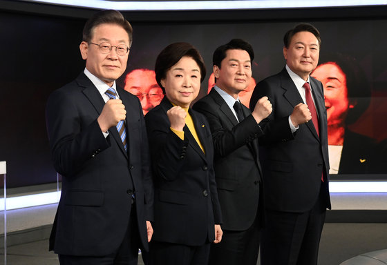 더불어민주당 이재명(왼쪽부터), 정의당 심상정, 국민의당 안철수, 국민의힘 윤석열 대선 후보가 11일 오후 서울 중구 매경미디어센터에서 열린 한국기자협회 주최·방송 6개사 공동 주관 2022 대선후보 초청 토론회 시작에 앞서 기념촬영을 하고 있다. 2022.2.11/뉴스1 © News1 국회사진취재단