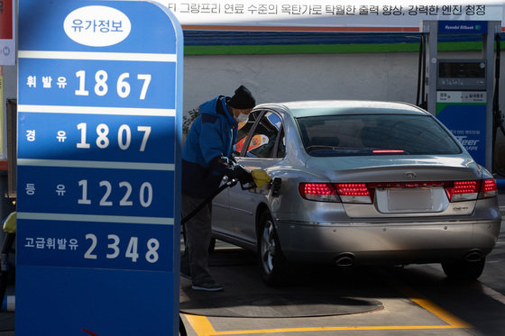 지난 6일 서울시내 한 주유소에 휘발유가 1867원, 경유가 1807원에 판매되고 있다. /뉴스1 © News1 유승관 기자