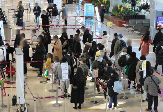 김포공항 국내선에서 시민들이 여행을 떠나고 있다. /뉴스1