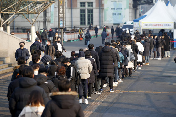 질병관리청 중앙방역대책본부(방대본)는 11일 0시 기준 신종 코로나바이러스 감염증(코로나19) 신규 확진자가 5만3926명 발생했다고 밝혔다. 이틀 연속으로 5만명대를 기록했다. 11일 오전 서울 중구 서울역광장에 마련된 코로나19 선별검사소를 찾은 시민들이 검사를 위해 줄 서 있다. 2022.2.11/뉴스1