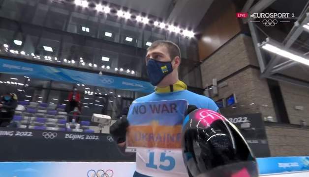 블라디슬라프 헤라스케비치가 11일 2022 베이징 동계올림픽 스켈레톤 남자 싱글 경기를 마친 후 반전 메시지를 보내고 있다.(유로스포츠 캡처)