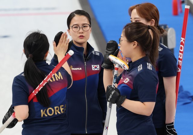 11일 중국 베이징 국립아쿠아틱센터에서 열린 2022 베이징 동계올림픽 여자 컬링 단체전 대한민국과 영국의 경기에서 ‘팀 킴’이 한 엔드가 끝나자 하이파이브 하고 있다. 뉴스1
