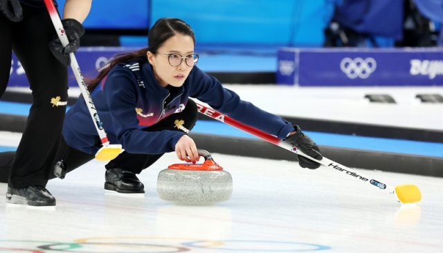 12일 중국 베이징 국립아쿠아틱센터에서 열린 2022 베이징 동계올림픽 여자 컬링 러시아올림픽위원회(ROC)와의 경기에서 김은정이 스톤을 던지고 있다. 2022.2.12/뉴스1