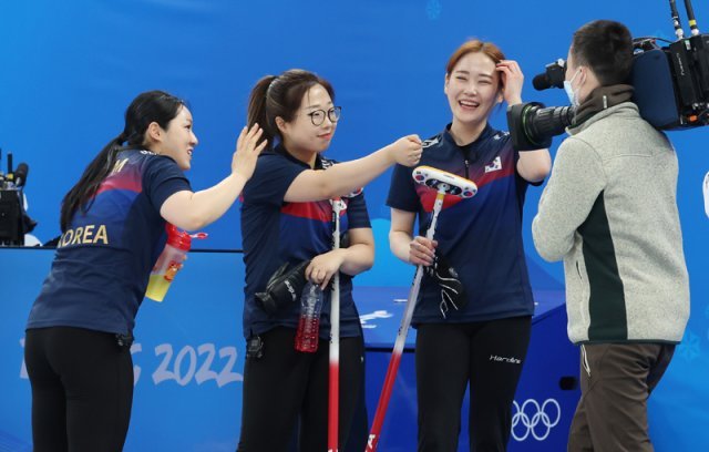12일 중국 베이징 국립아쿠아틱센터에서 열린 2022 베이징 동계올림픽 여자 컬링 러시아올림픽위원회(ROC)와의 경기에서 9-5로 승리한 팀 킴의 김경애(리드) 김선영(세컨드), 김초희(서드)가 기뻐하고 있다. 2022.2.12/뉴스1