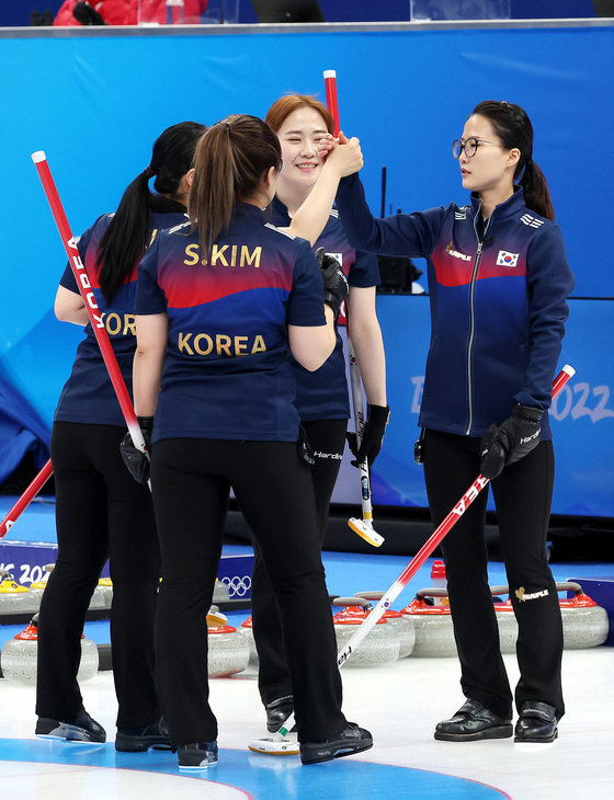 12일 중국 베이징 국립아쿠아틱센터에서 열린 2022 베이징 동계올림픽 여자 컬링 러시아올림픽위원회(ROC)와의 경기에서 9-5로 승리한 김은정을 비롯한 팀 킴이 기쁨을 나누고 있다. 2022.2.12/뉴스1 © News1