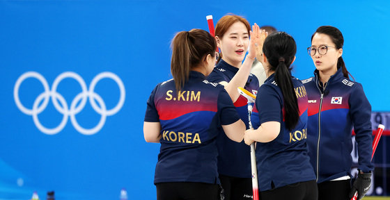 12일 중국 베이징 국립아쿠아틱센터에서 열린 2022 베이징 동계올림픽 여자 컬링 러시아올림픽위원회(ROC)와의 경기에서 9-5로 승리한 대한민국 대표팀 팀 킴이 기뻐하고 있다. 2022.2.12/뉴스1