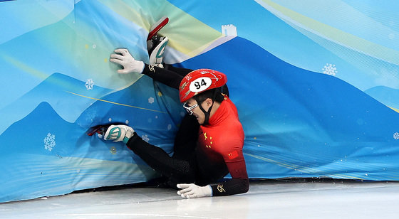 11일 오후 중국 베이징 수도실내체육관에서 열린 2022 베이징 동계올림픽 쇼트트랙 남자 5000m 계주 준결승 경기에서 중국의 리웬룽이 넘어지고 있다. 리웬룽은 누구와도 부딪히지 않았다. 남은 바퀴가 얼마 남지 않았기에 역전은 불가능했다. 결국, 최하위로 들어왔다. 그러나 심판진은 비디오 판독끝에 중국을 어드벤스로 결승 진출을 선언했다. 2022.2.11/뉴스1 © News1