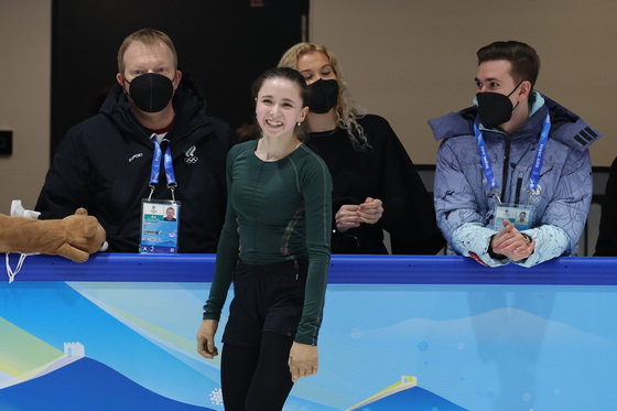 러시아 올림픽 위원회(ROC)의 카밀라 발리예바가 12일 중국 베이징 피겨트레이닝홀에서 훈련 도중 미소짓고 있다. 국제올림픽위원회(IOC)는 발리예바가 도핑 검사에서 양성 반응을 보였다고 공식 발표했다. 오는 15일 2022 베이징 동계올림픽 여자 싱글 쇼트프로그램이 열릴 가운데 발리예바의 출전 여부는 스포츠중재재판소(CAS)가 결정할 예정이다. 2022.2.12/뉴스1 © News1