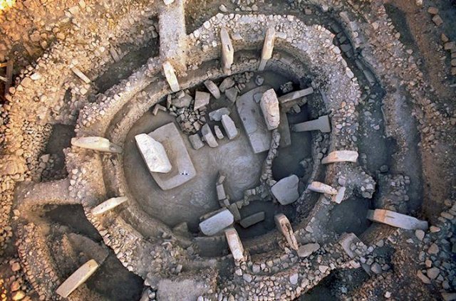 현재까지 발견된 가장 오래된 건축물(1만여 년 전)인 괴벨클리 테페. 신전으로 추정되며 당시엔 기술이 없어 지붕은 못 만들었던 것으로 보입니다. 최초의 건물은 둥근 벽으로 됐네요. 터키 국영박물관 홈페이지