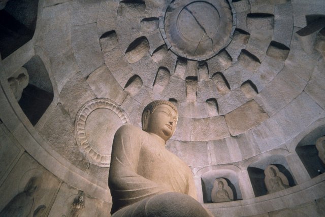 석굴암. 한반도 불교 문화재 중 매우 독특한 건축물이죠. 불상이 둥근 돌 벽면과 돔 천장 속에 놓여있습니다. 문화재청 홈페이지