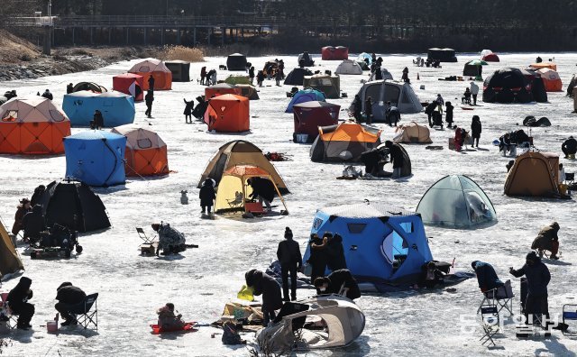 돔형 텐트는 얼음 낚시터도 장악했습니다. 2022년 2월. 양회성 기자 yohan@donga.com